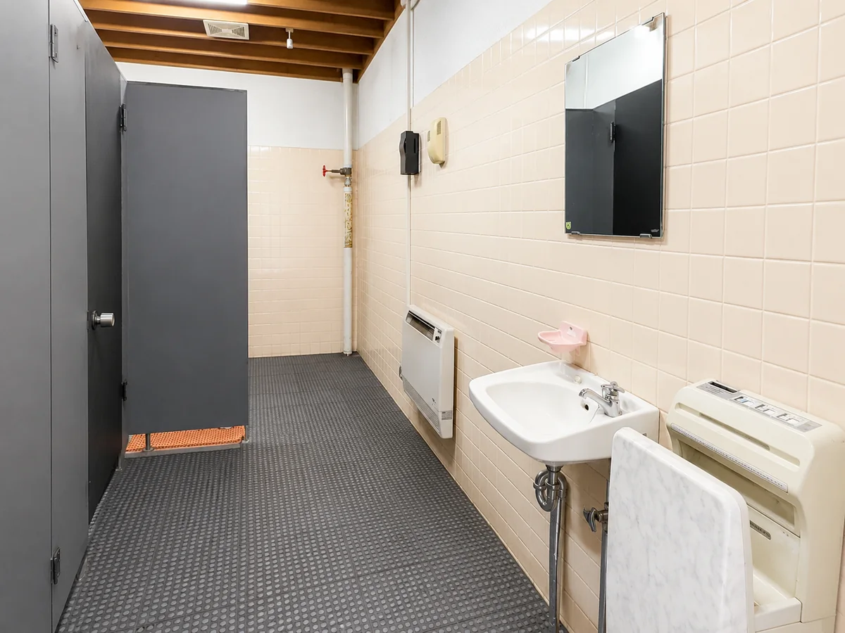施設の共用トイレ女子区画